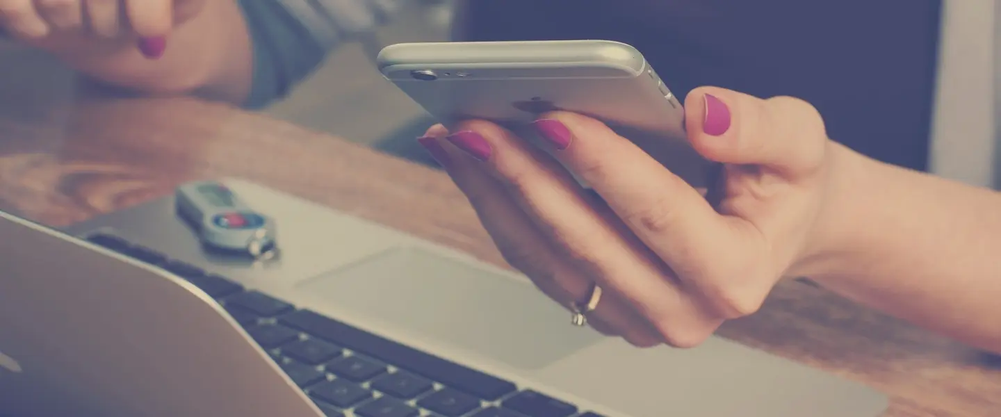 スマートフォンを操作する女性の手元